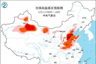 詹姆斯撤步飙进高难度三分 现场一球迷戴山羊头套高呼“OMG！”